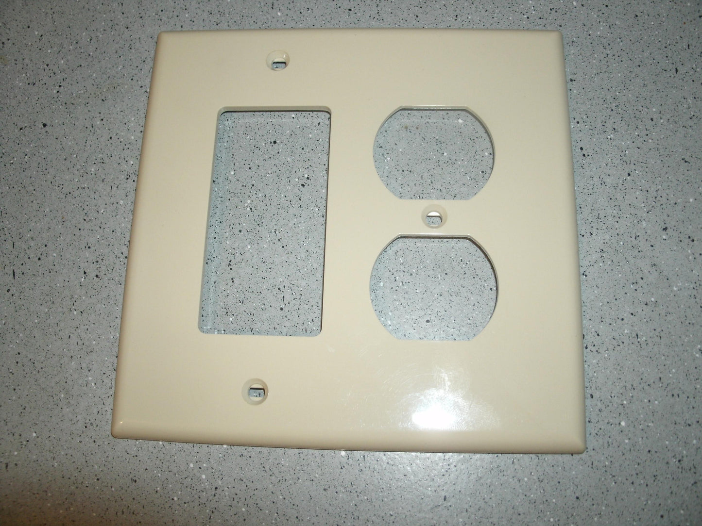 Leviton 078477977569 Ivory Plate. New.