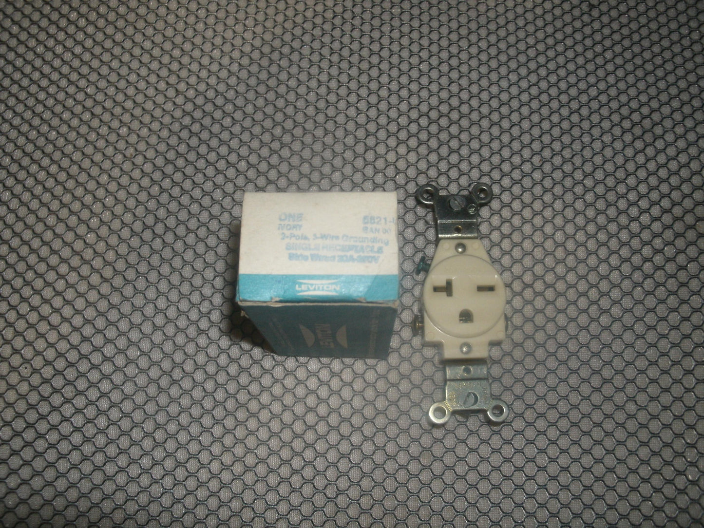Leviton 5821-I Single Receptacle, 20A, 250V, 6-20R.