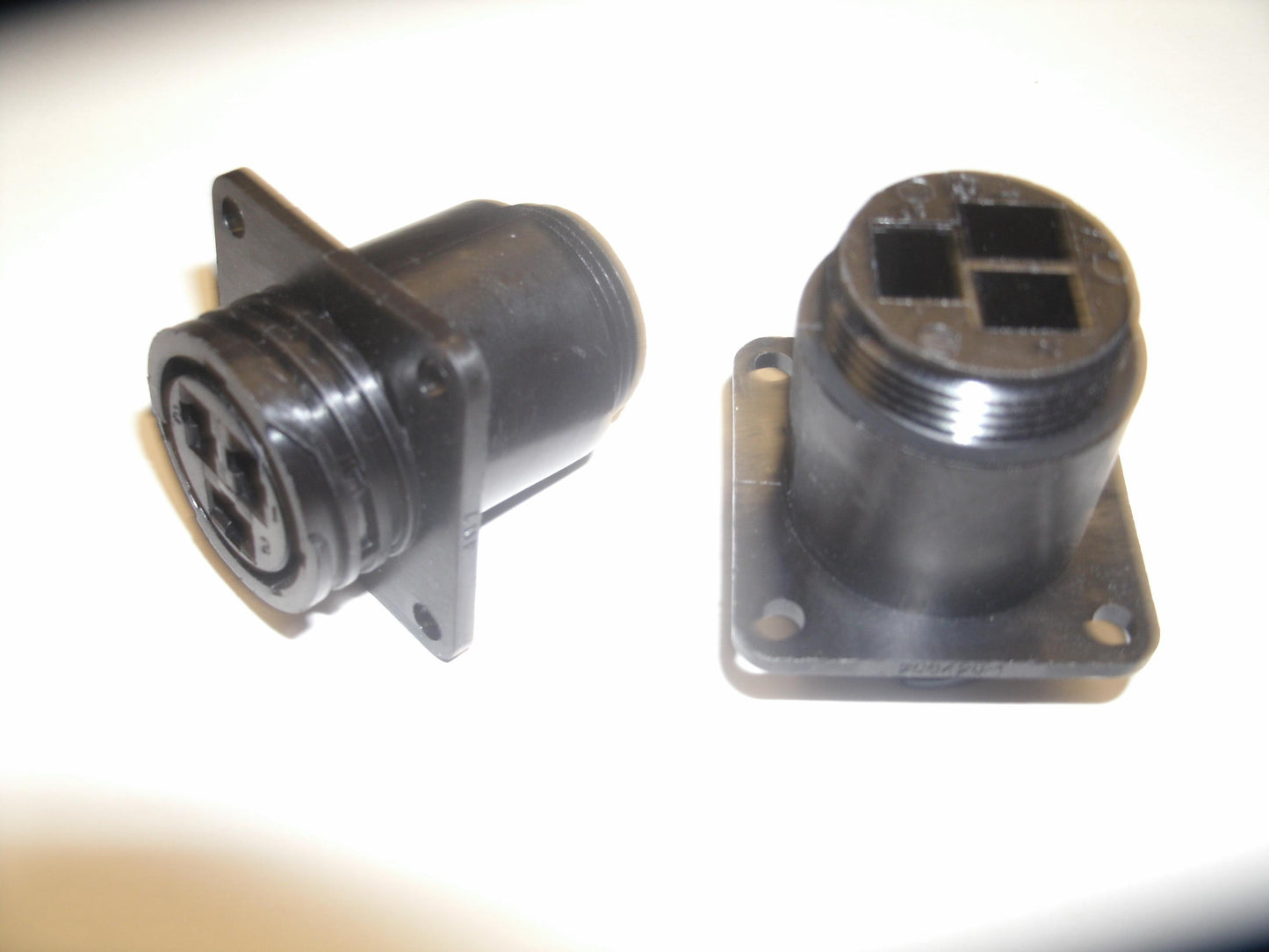 AMP 206425-1 CPC Series 3, Flang Mount Receptacle. New.