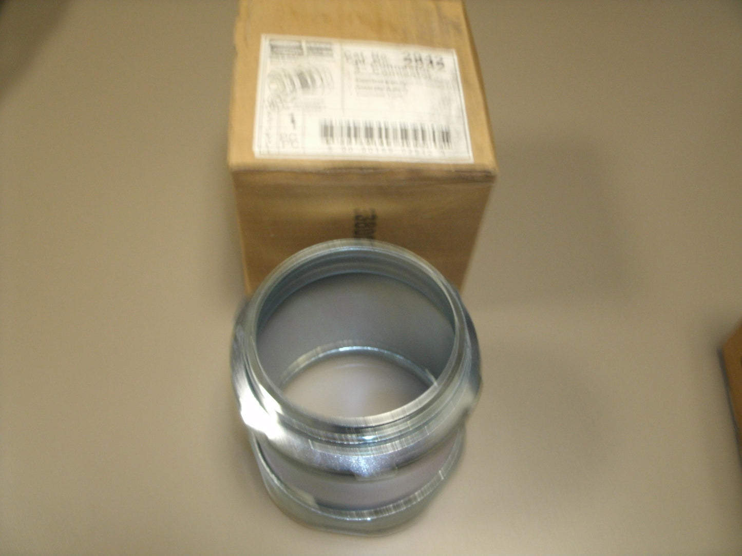 Hubbell-Raco 2942 EMT Compression Connector, 3", Raintight. New