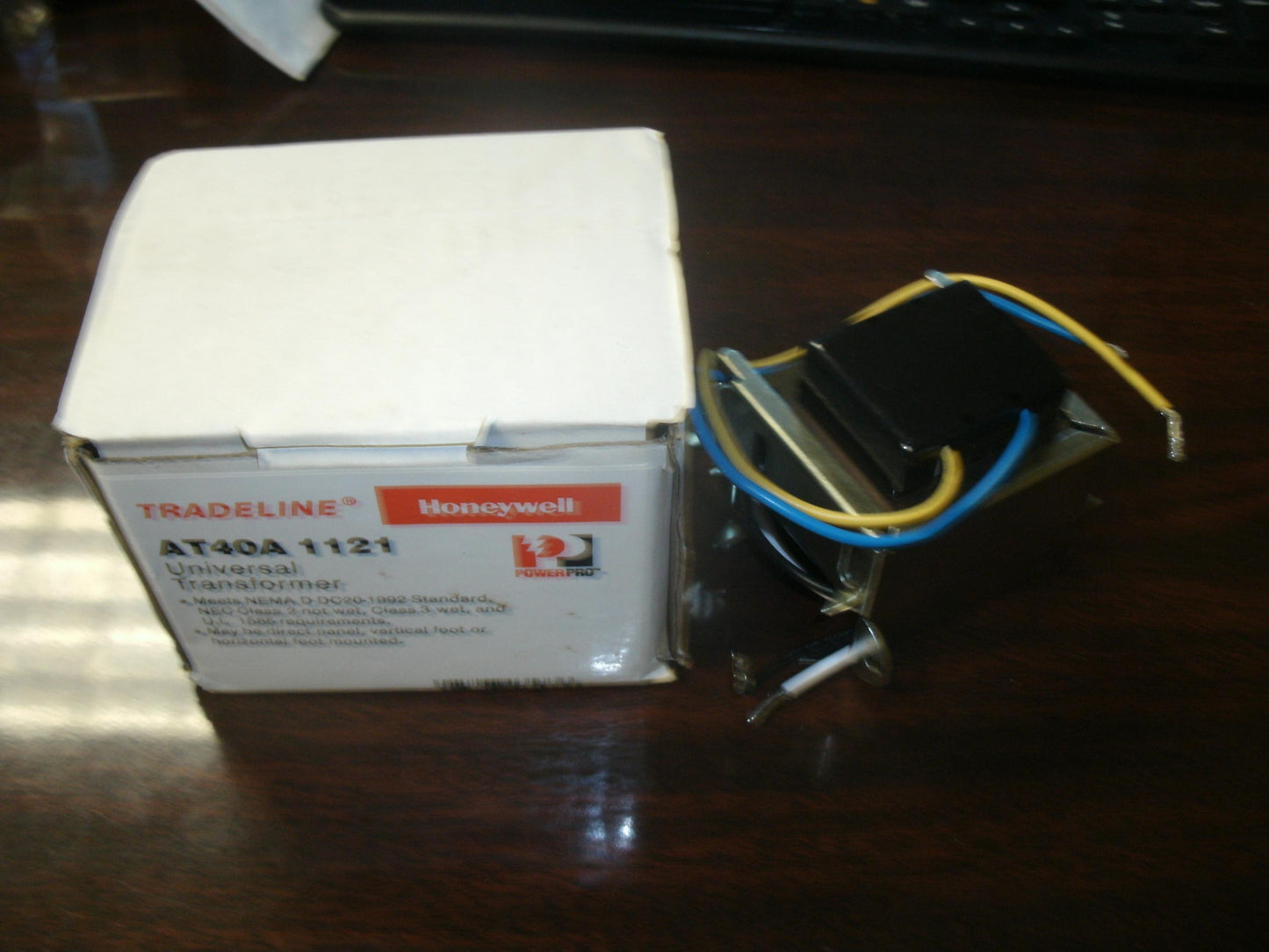 Honeywell AT40A 1121 Universal Transformer. 085267035736.
