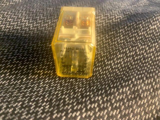 Idec RH2B-U Relay. AC24V, 50/60Hz. 28Y10A. 35144. Working Pull. (42)