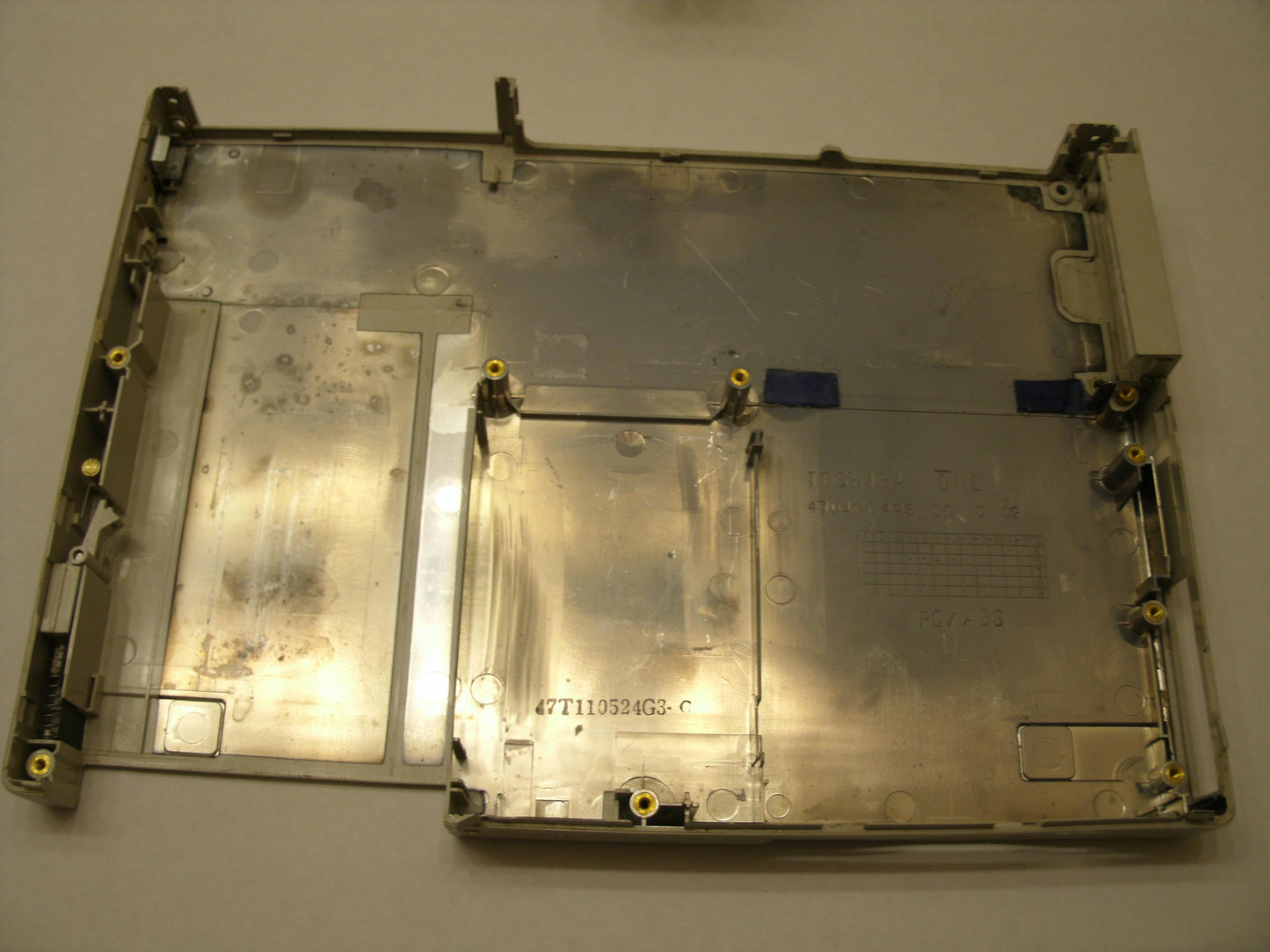 Toshiba 47U100496 Bottom Base Case. Ivory.