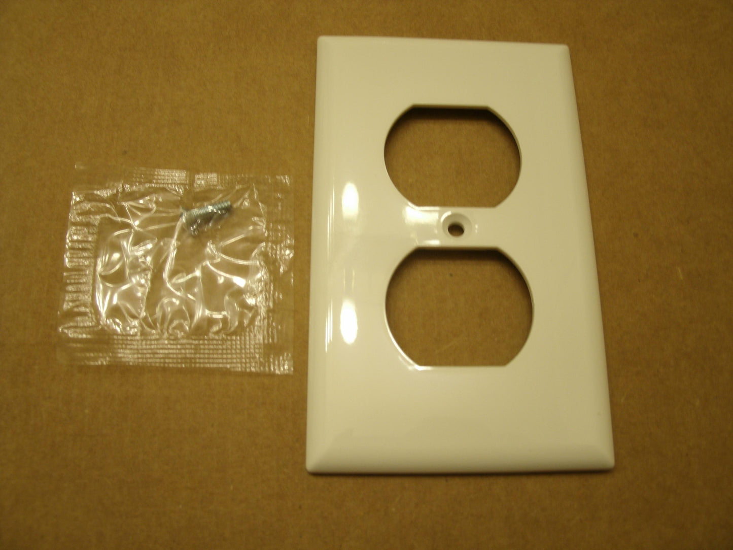 Two Outlet Wall Plate With Screws. Lot of 3. White. Q2132W.