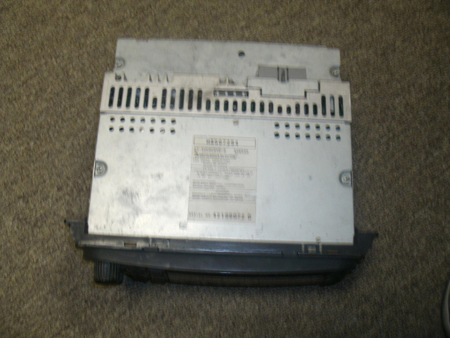 Mitsubishi MR587284, 5 Disc Car Radio. Used. 34W340.