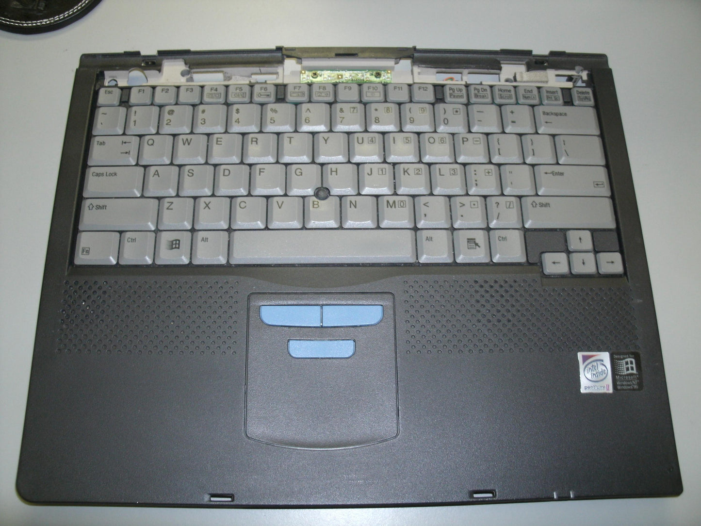 Compaq 135224-001 M700 Palm Rest with Touchpad.