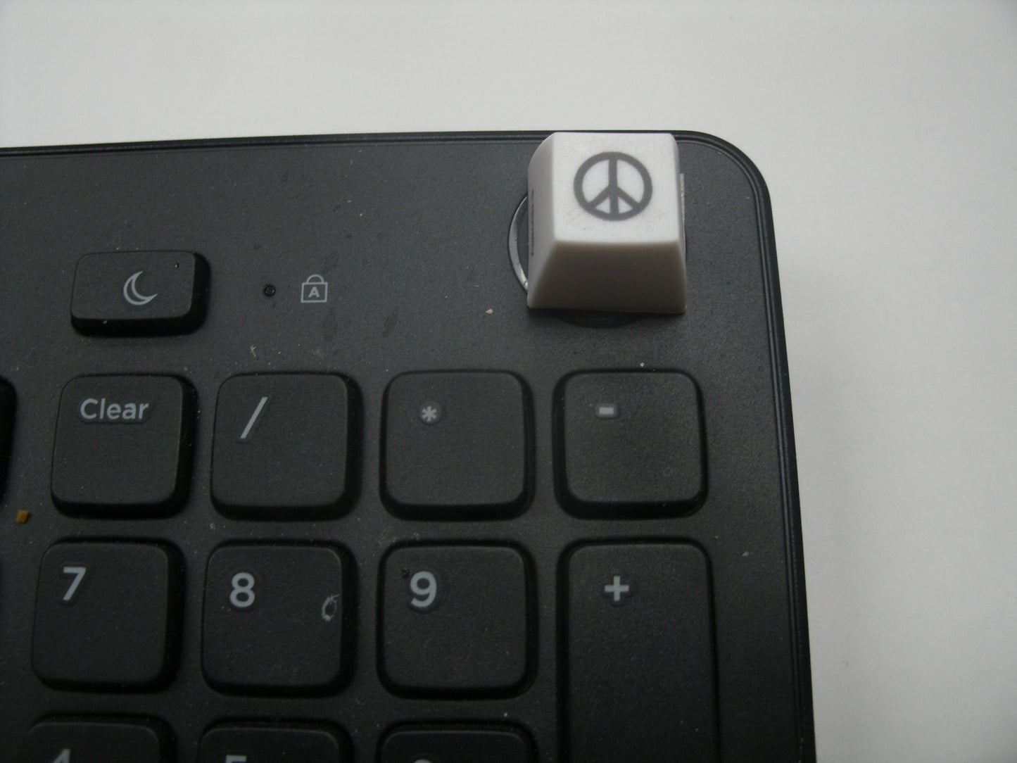 Fakeys "Peace Sign" Key. New. 794080260378.