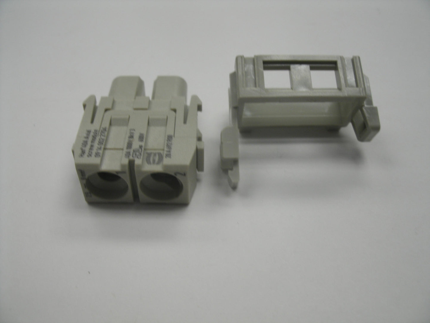 Harting HAN 40A Screw Module. 09 14 002 2704. Free Shipping.