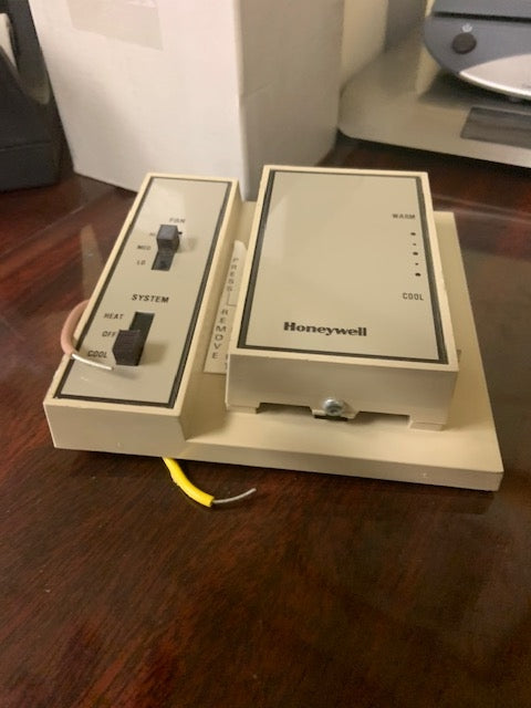 Honeywell T4039 S 1040 Thermostat. New. Beige. (A)